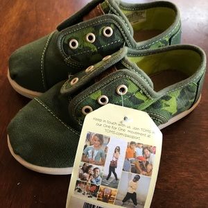 NWT Tom’s Tiny Cordones Camo Toddler size 10